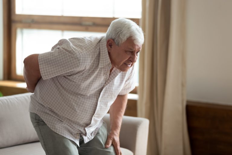 Sudden middle back pain in the elderly: How to care for them?